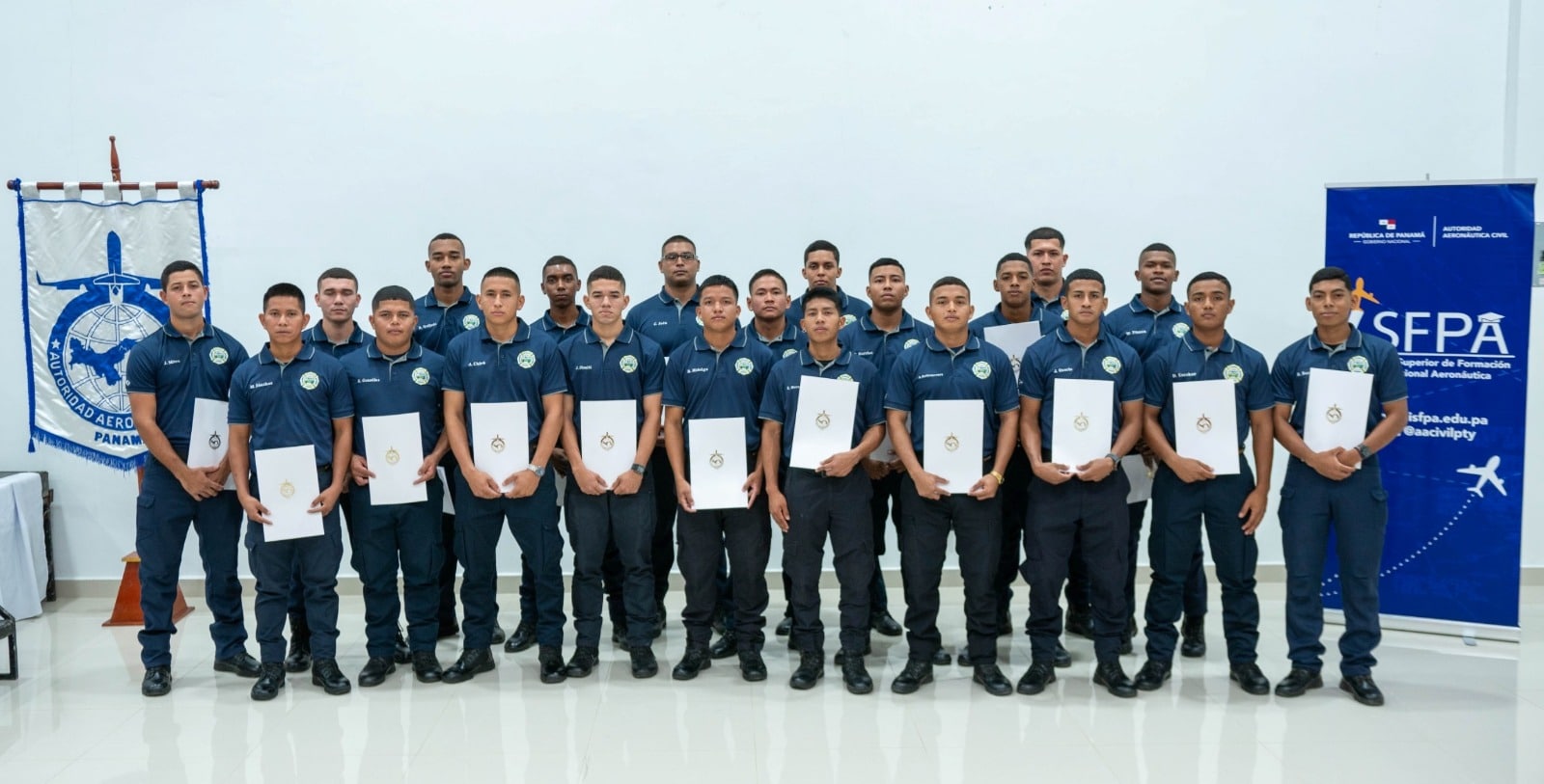21 jóvenes recibieron sus certificados que los acredita como bomberos aeronáuticos