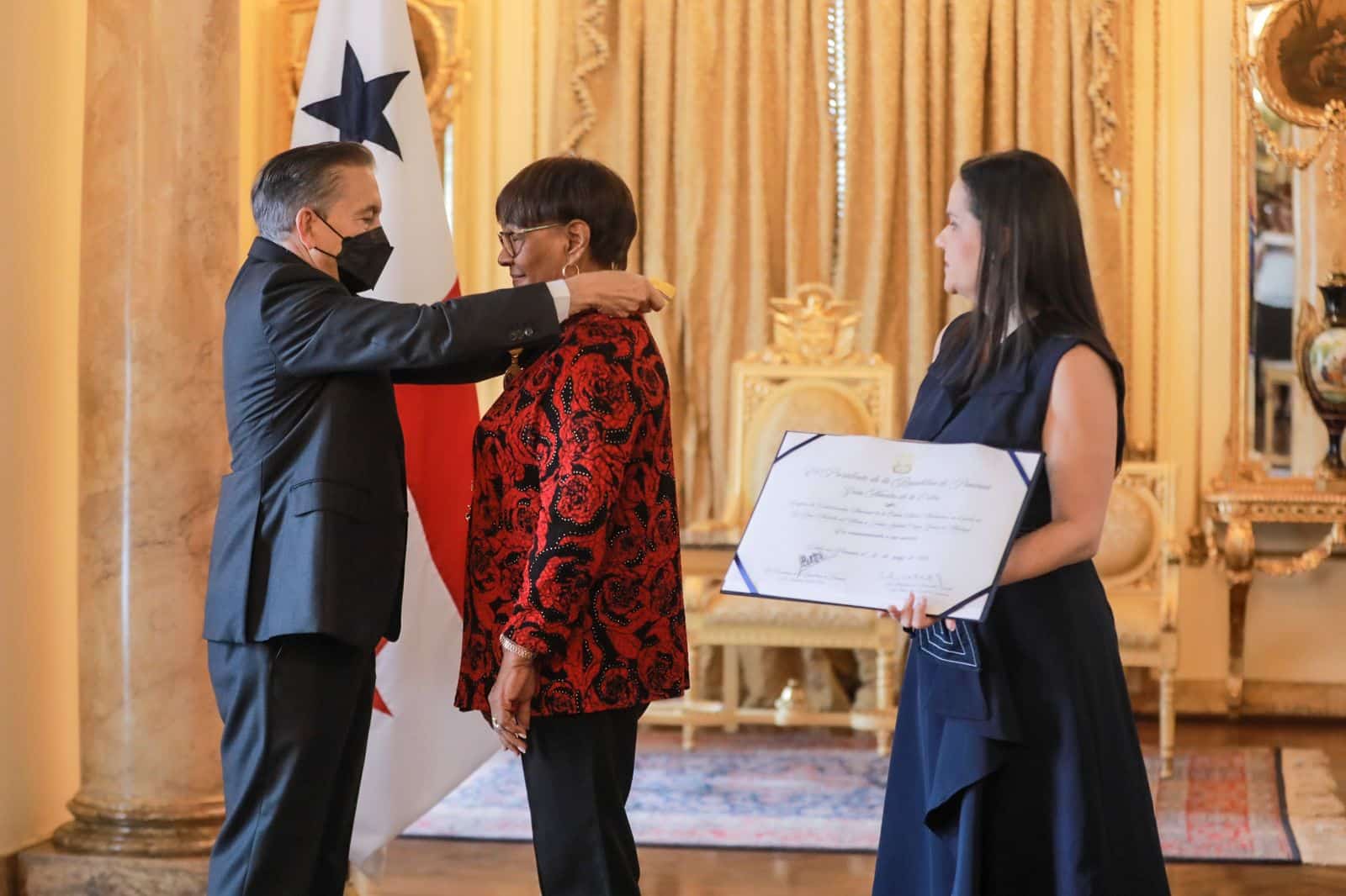 Presidente Cortizo Cohen impuso condecoración Marta Matamoros a la sindicalista Sonia Ortega García
