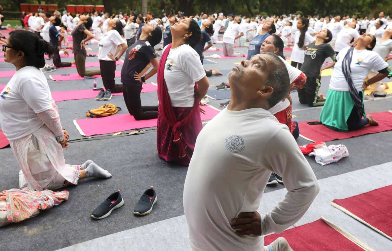 Miles de personas baten 5 récords Guinness en la India durante Día Internacional del Yoga