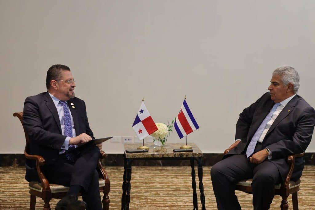 Presidentes de Panamá  y Costa Rica abordan situación de migrantes