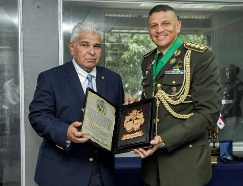 Cambio de mando en la Policía Nacional: Presidente y ministro de Seguridad reciben reconocimientos