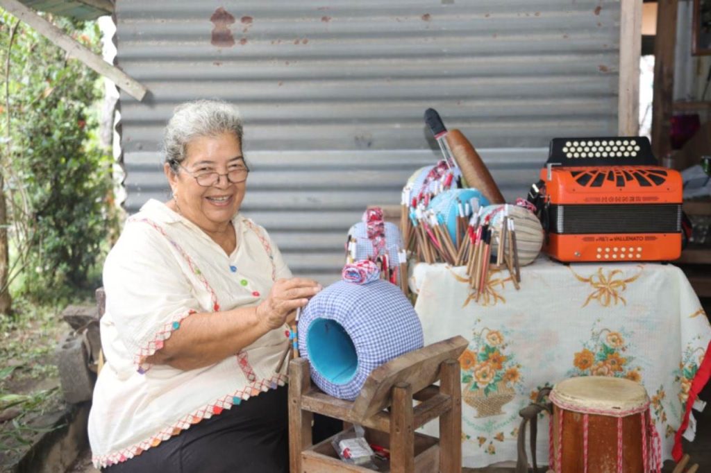 Ernestina Mendoza: Un ejemplo de resiliencia y preservación cultural a sus 72 Años