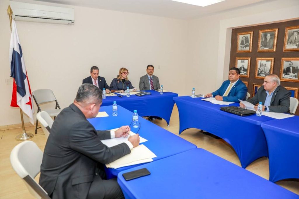 La junta técnica de Bienes Raíces reduce puntaje mínimo para licencia de corredor inmobiliario