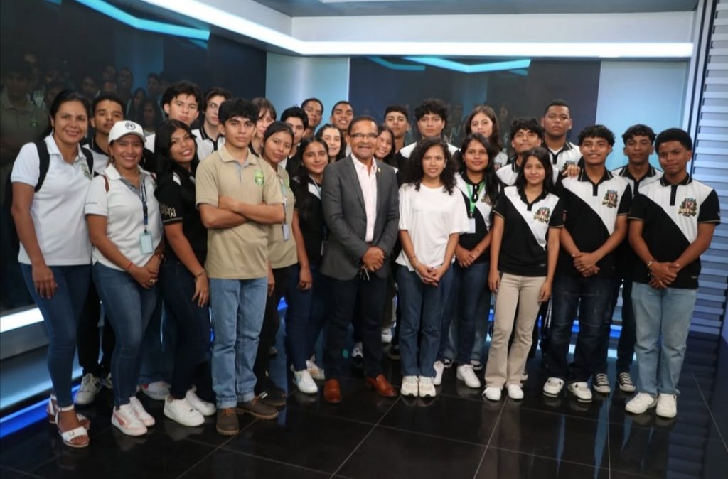 Visita de los estudiantes graduandos del Colegio Dr. Harmodio Arias Madrid