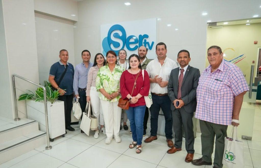 Visita en SERTV de parlamentarios, asesores y prensa