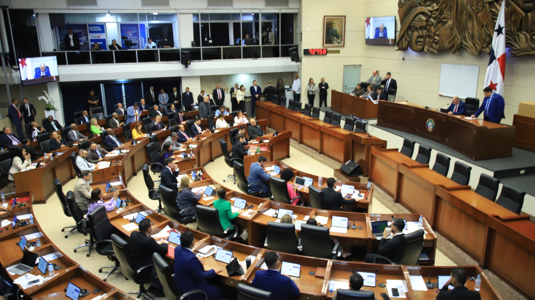 Diputados de la Asamblea Nacional votan para conformar las comisiones de trabajo