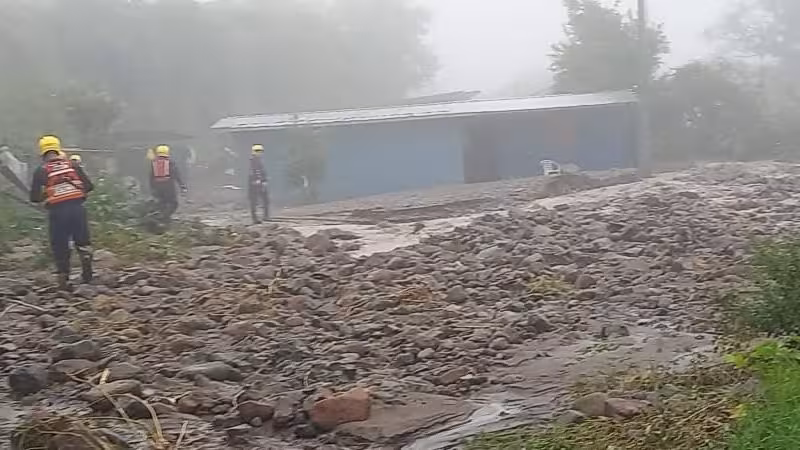 Bomberos en Panamá aconsejan cuidado durante temporada de lluvias.