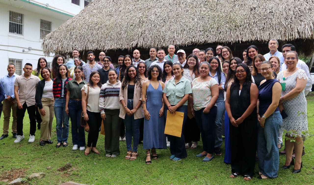 27 veterinarios se gradúan en internado en Panamá.