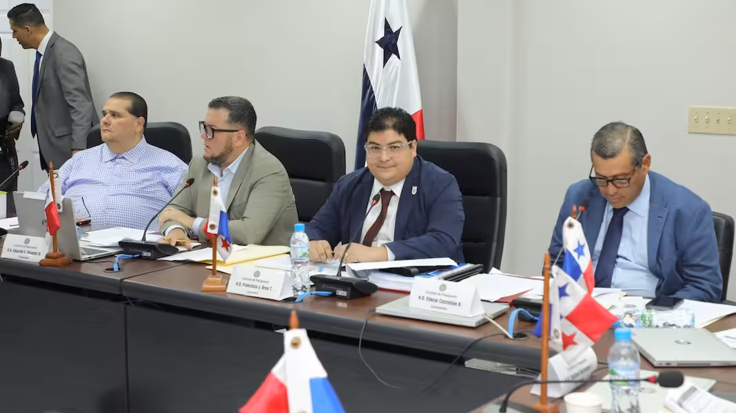 Panamá aprueba fondos para salud, aeropuerto y metro.