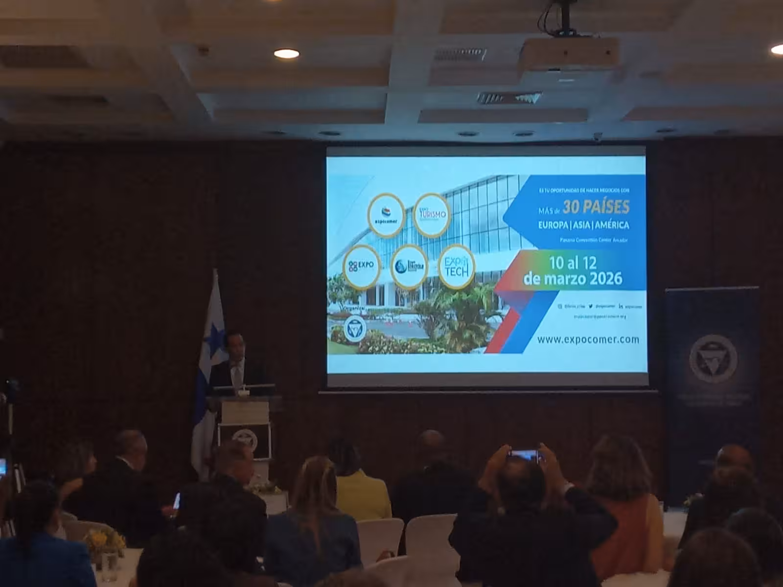 Empresarios presenta expositores especializados en economía nacional y regional.