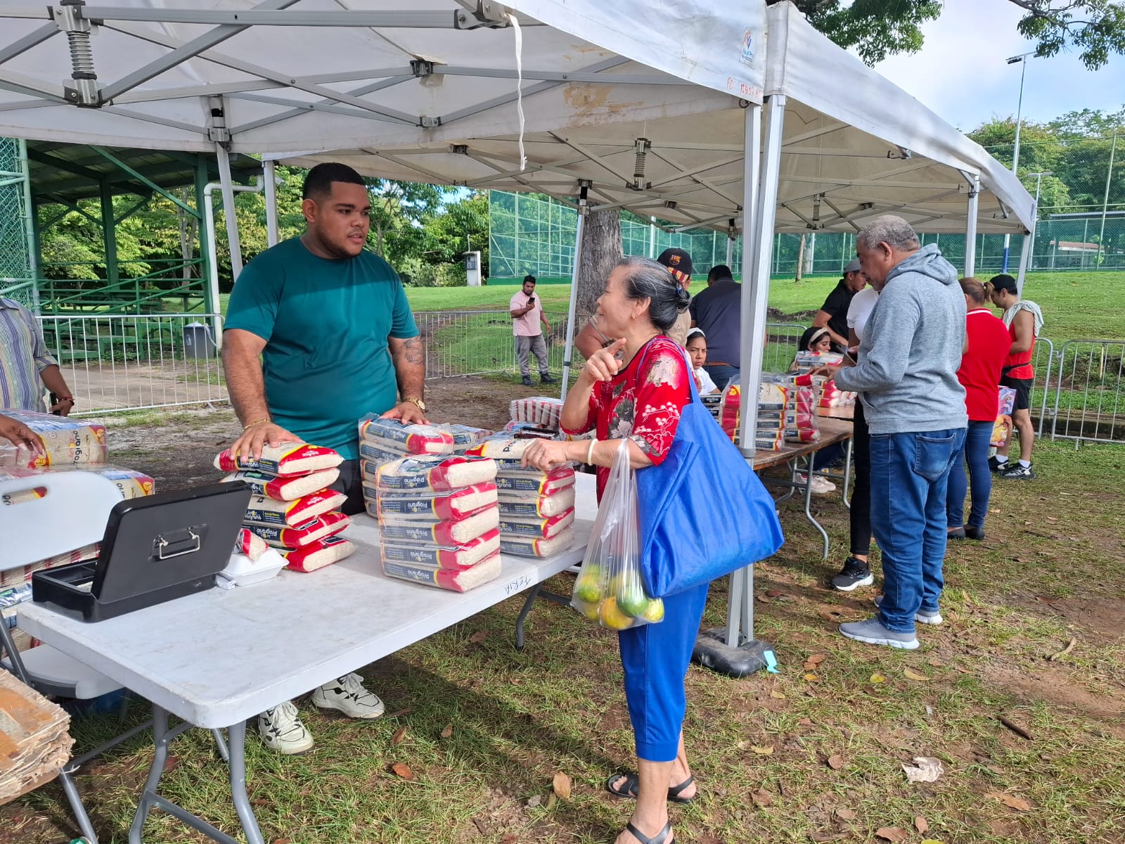 mega feria solidaria en el Parque Omar