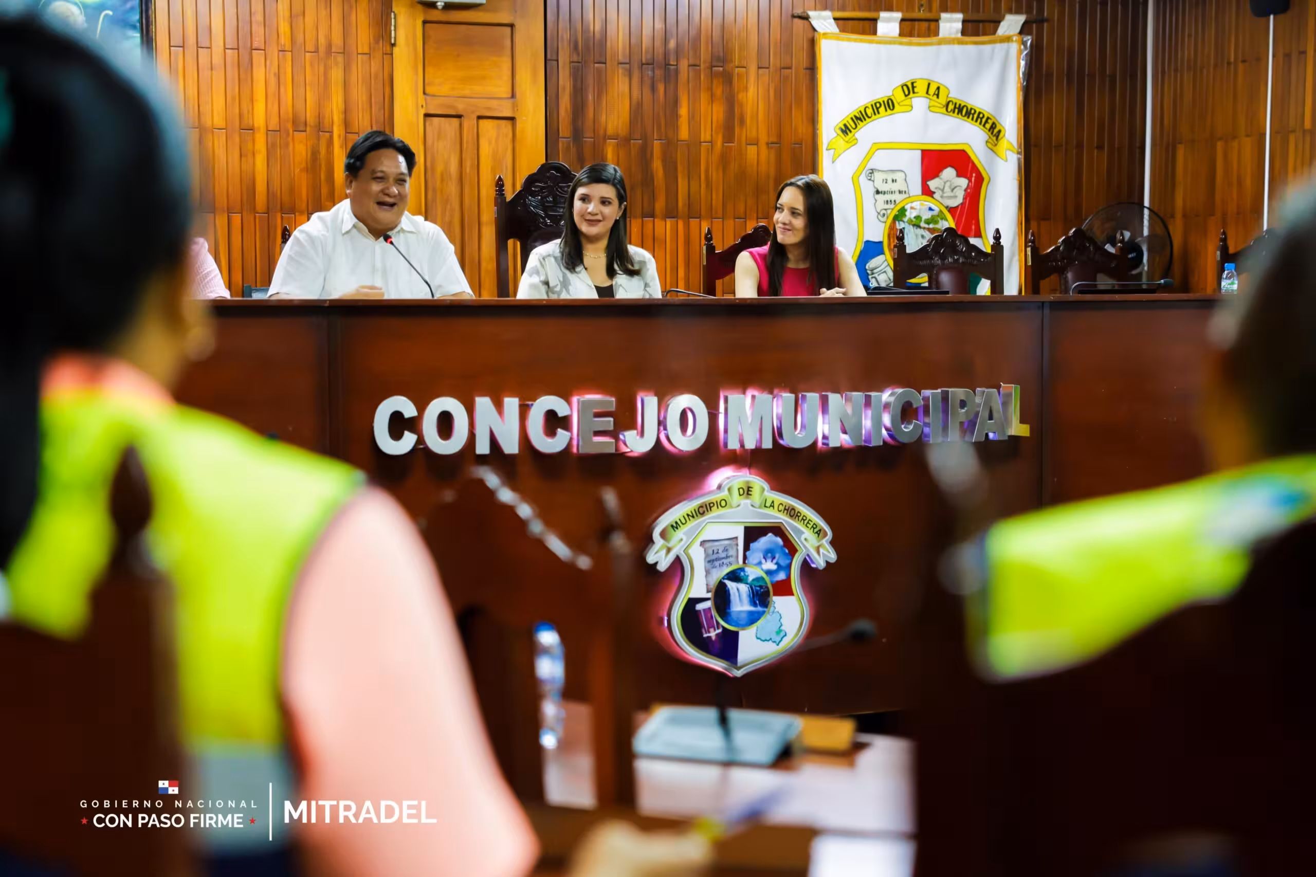 La Ministra de Trabajo y Desarrollo Laboral, Jackeline Muñoz de Cedeño aseguro ante el Concejo municipal de La Chorrera que se esta trabajando para abrir nuevas plazas de empleo y mejorar las condiciones laborales