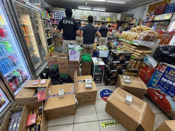 Tras un "operativo relámpago" llevado a cabo en el sector este de la provincia de Panamá, los inspectores de la Dirección de Prevención y Fiscalización Aduanera (DPFA), pudieron retener a través de 3 diligencias de allanamientos y 2 inspecciones rutinarias, una gran cantidad de mercancías de supuesto contrabando las cuales no contaban con la documentación que exige la ley. Esto se dio en 5 minisúper.