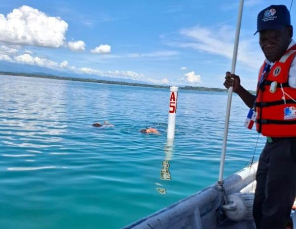 Con la instalación de 12 balizas flotantes en el archipiélago de Bocas del Toro, incluidas tres en la paradisíaca Playa Estrella, la Autoridad Marítima de Panamá (AMP) busca garantizar la seguridad de los visitantes, residentes y operadores de embarcaciones, controlando la velocidad en zonas costeras críticas y reduciendo el riesgo de accidentes.