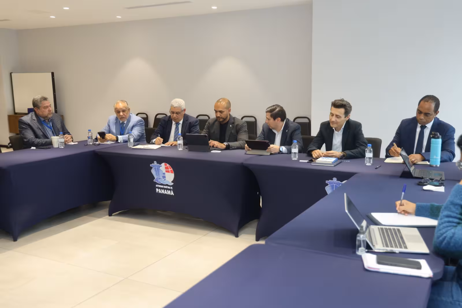 Panamá impulsa transición a energías limpias en transporte marítimo.