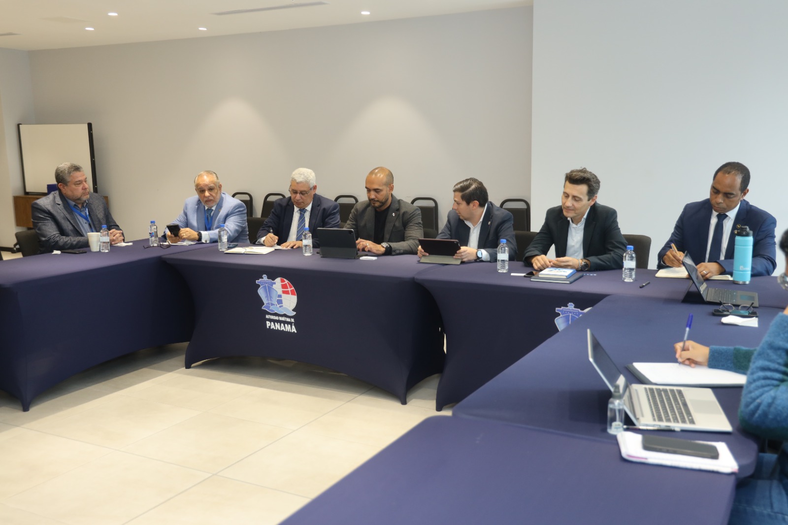 Panamá impulsa transición a energías limpias en transporte marítimo.