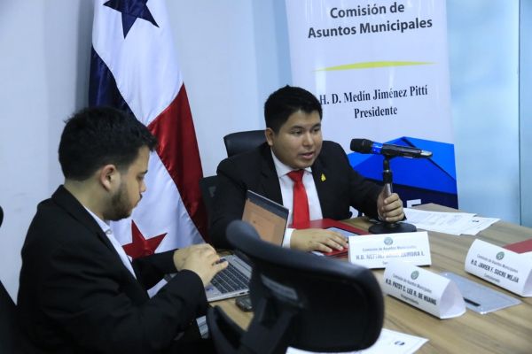 Gremios y autoridades en Panamá por descentralización.