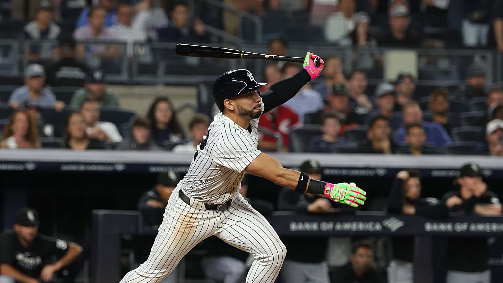 José Caballero conectando el imparable que impulsaba la carrera para que los Yankees ganara el partido.