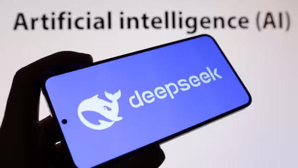 El modelo chino de inteligencia artificial DeepSeek-R1 aprende más y mejor cuando recibe ‘recompensas’ por resolver problemas, pero esos estímulos requieren de la intervención humana, por lo que ese enfoque puede resultar costoso y limitar además su capacidad de crecimiento.
