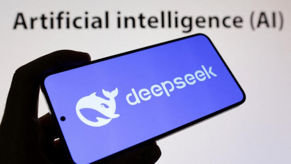 El modelo chino de inteligencia artificial DeepSeek-R1 aprende más y mejor cuando recibe ‘recompensas’ por resolver problemas, pero esos estímulos requieren de la intervención humana, por lo que ese enfoque puede resultar costoso y limitar además su capacidad de crecimiento.