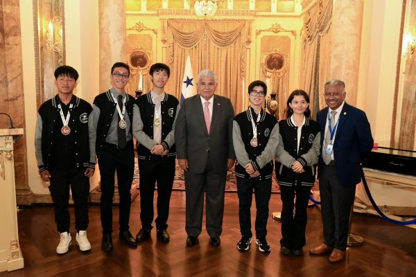 Estudiantes panameños fueron recibidos por el presidente José Raúl Mulino en la Presidencia de La República.
