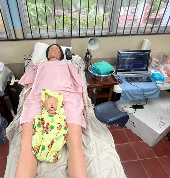 Facultad de Enfermería de la Universidad de Panamá, recibe simulador de partos para estudiantes del Departamento de Enfermería Materno-Infantil.