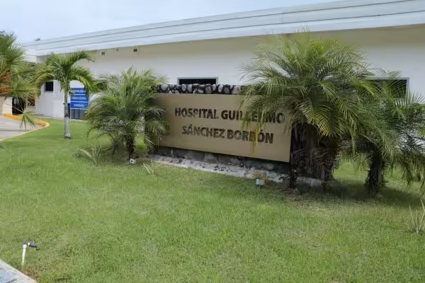 Bomberos atienden incidente en Hospital Guillermo Sánchez.