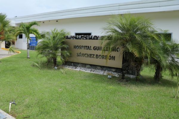 Bomberos atienden incidente en Hospital Guillermo Sánchez.