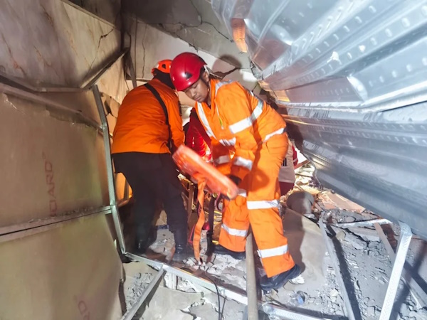 Un internado se derrumbó en la provincia indonesia de Java Oriental mientras los estudiantes rezaban en la planta baja del edificio, dejando un «número incierto» de víctimas, según informó la agencia de rescates Basarnas en un comunicado.