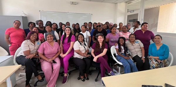 Padres de familia de la provincia de Colón, participaron en una docencia impartida por un grupo de profesionales del IPHE, quienes abordaron temas referente al uso de pantallas y su impacto en el neurodesarrollo infantil. Con esta actividad, se buscó proporcionar conocimientos basados en evidencia científica, sobre cómo la exposición a dispositivos electrónicos puede influir en la atención, el lenguaje, la cognición y las habilidades socioemocionales de los niños.