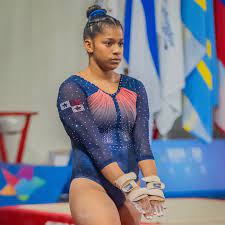 Panameña Karla Navas sentada en el tatami de gimnasia esperando resultado de su prueba.
