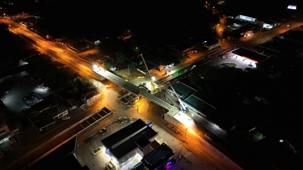 En fecha reciente fue instalada la última de las 21 vigas que conforman el viaducto del Intercambiador a Desnivel en Chitré, alcanzando de esta manera, un 80.5% de avance en la ejecución de esta obra vial, la cual marcará un antes y un después en la movilidad de la región azuerense.
