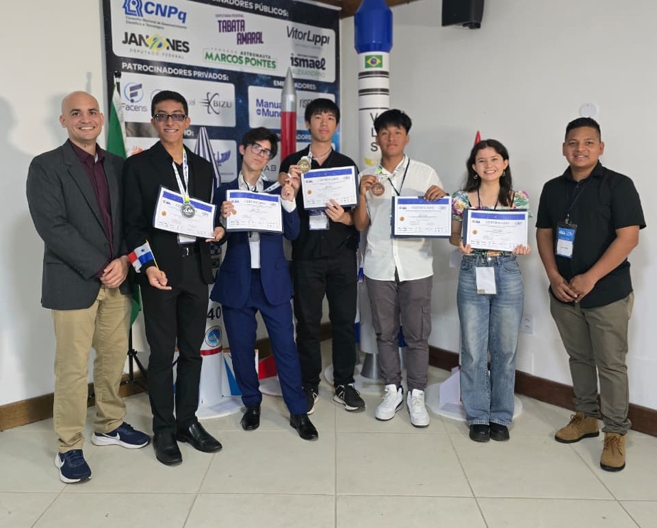 Jóvenes panameños compiten y triunfan en olimpiadas de ciencias espaciales.