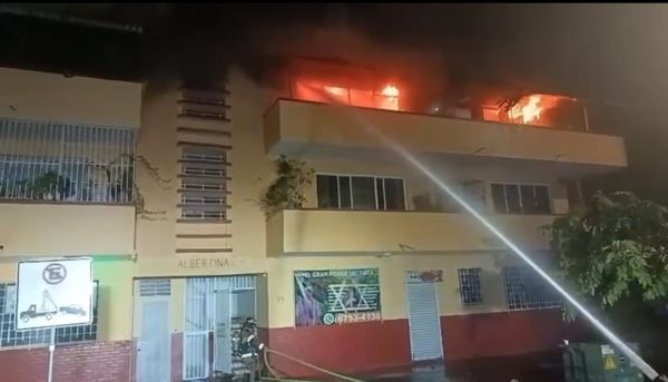 Bomberos controlan incendio en Ph. cercano al Hospital Santo Tomás.