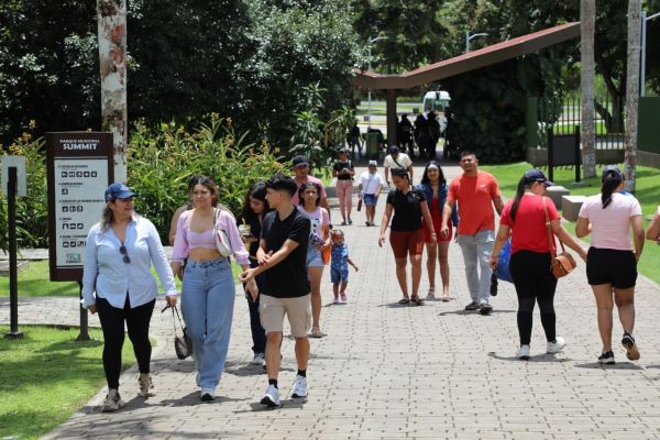 Summit rompe récords de asistencia.