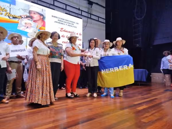 El centro Laboral Nocturno de Herrera recibe su premio.