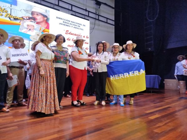 El centro Laboral Nocturno de Herrera recibe su premio.