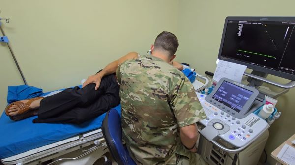 Médico estadounidense atiende a paciente en Azuero.