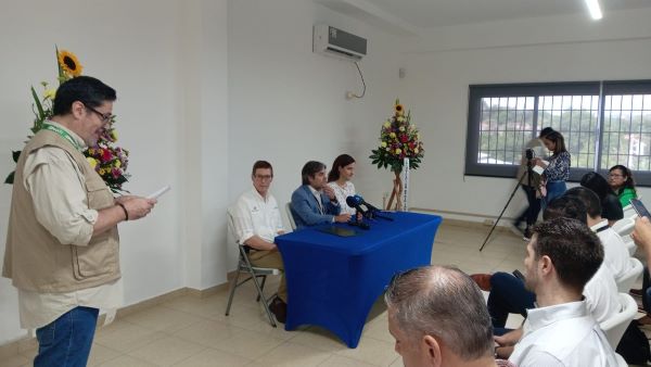 Momento en el que inauguran oficina de titulación de Tierra en Río Indio