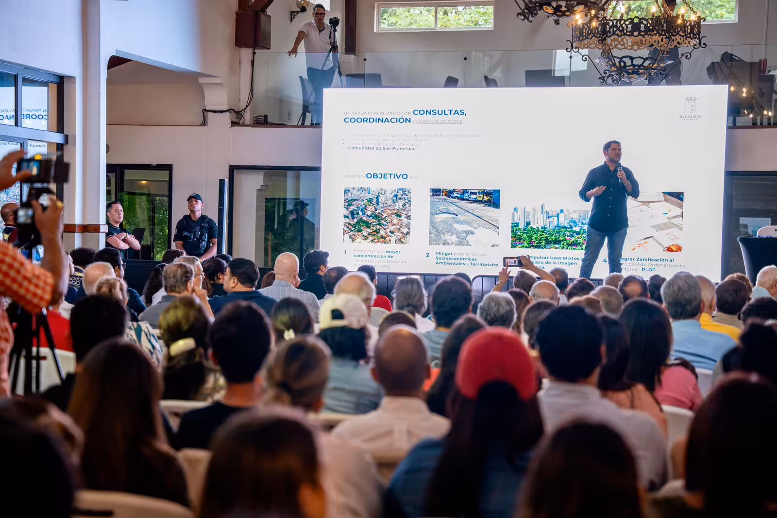 Alcalde Mayer explica el proyecto a los presentes