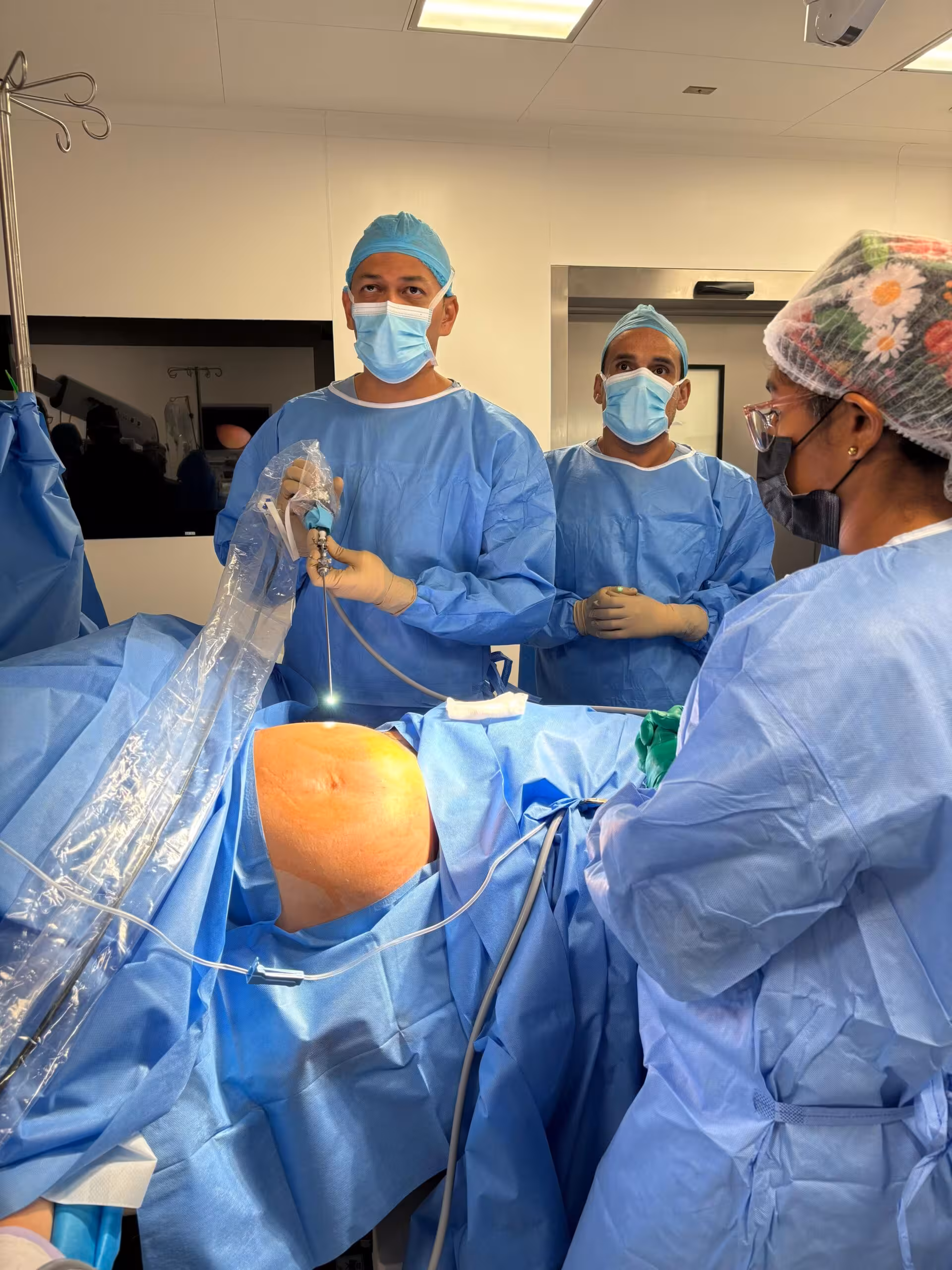 cirujanos intervienen a madre embarazada de gemelos