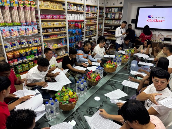 20 personas firman contrato con la empresa Todo a dólar