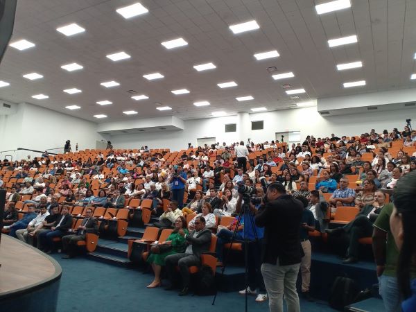 Cientos de jóvenes participan en congreso de emprendimiento.