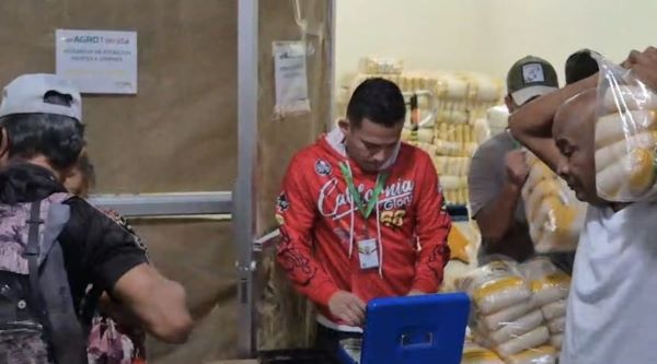 Consumidores aprovechan para comprar arroz barato.