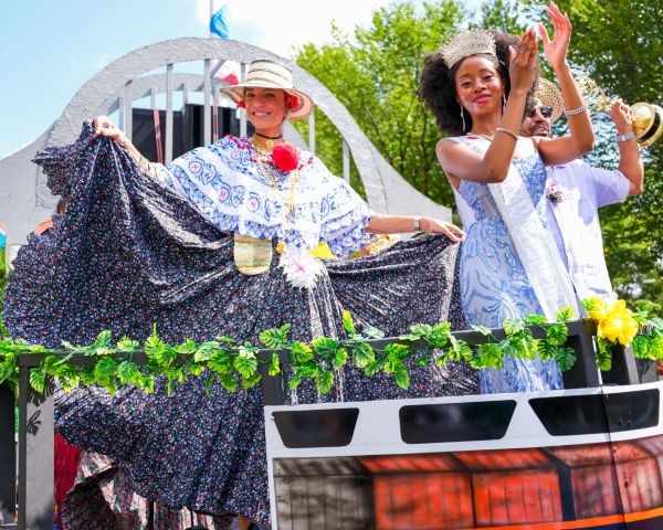 Embajadora en la OEA participa en el desfile.