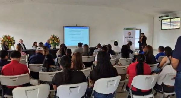 Funcionarios son capacitados en gestión pública.