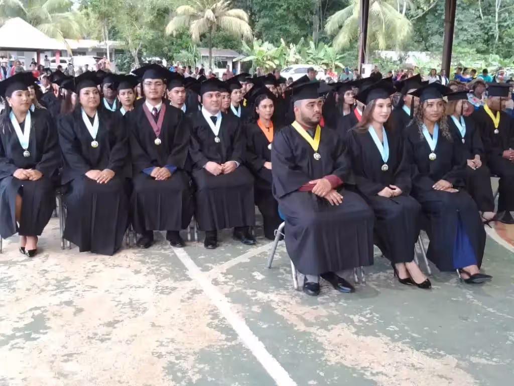 Tres miembros de una familia y una personas con discapacidad de gradúan