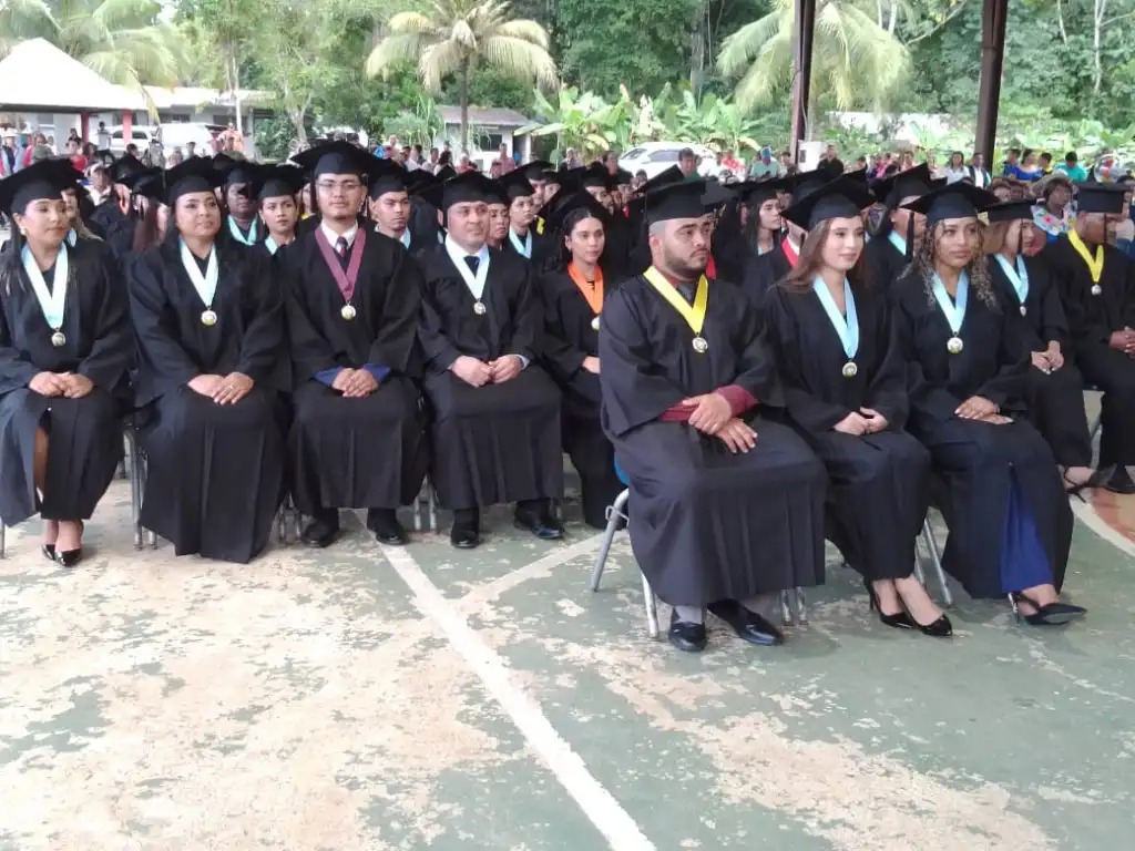 Tres miembros de una familia y una personas con discapacidad de gradúan