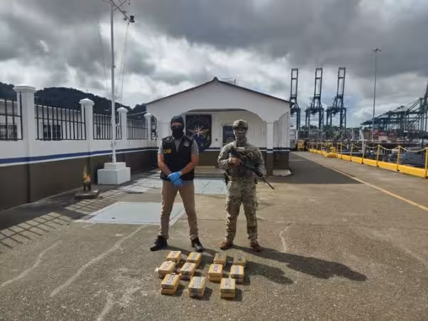Incautan 22 paquetes con presunta droga en el pacifico panameño.