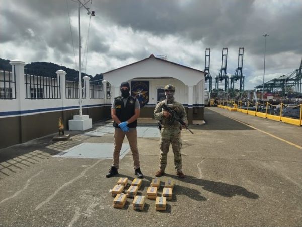 Incautan 22 paquetes con presunta droga en el pacifico panameño.